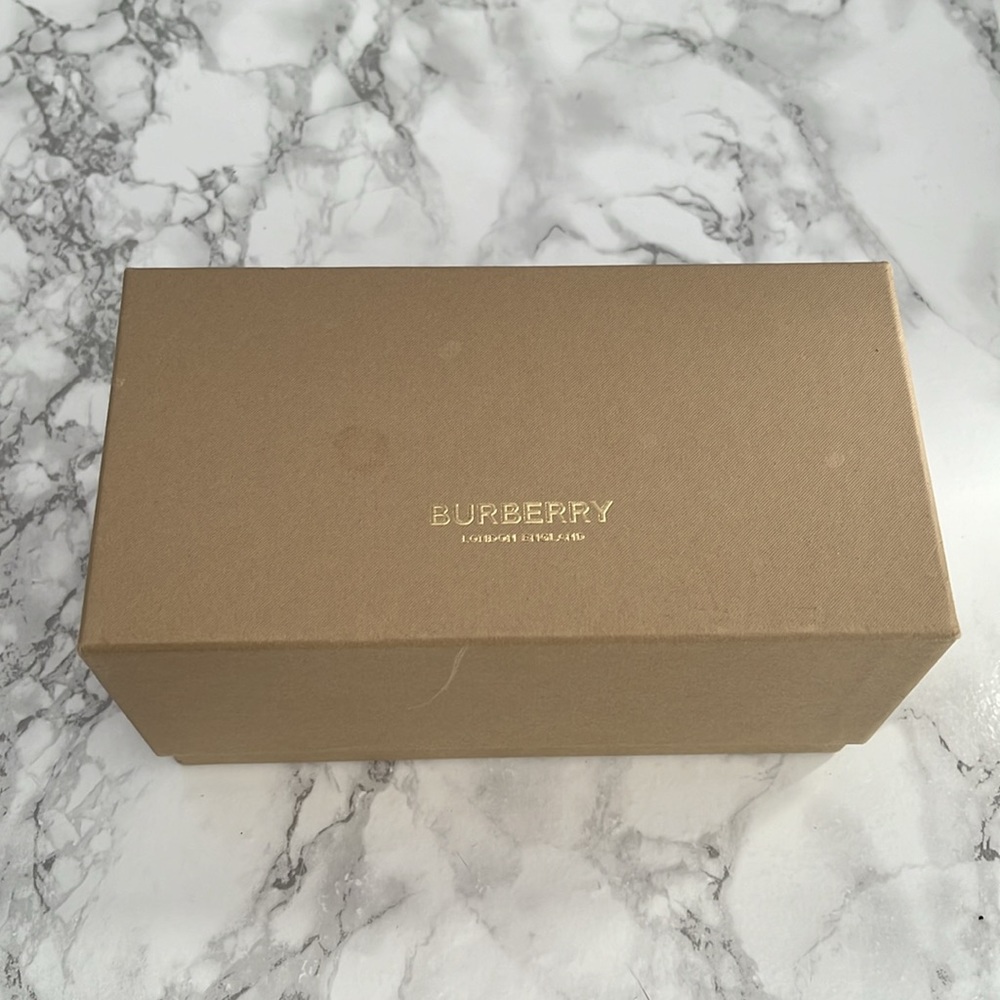 Burberry Sunglasses - Picture 9 of 10